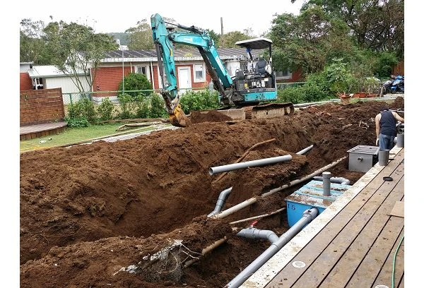 挖土機施工化糞池管路埋設